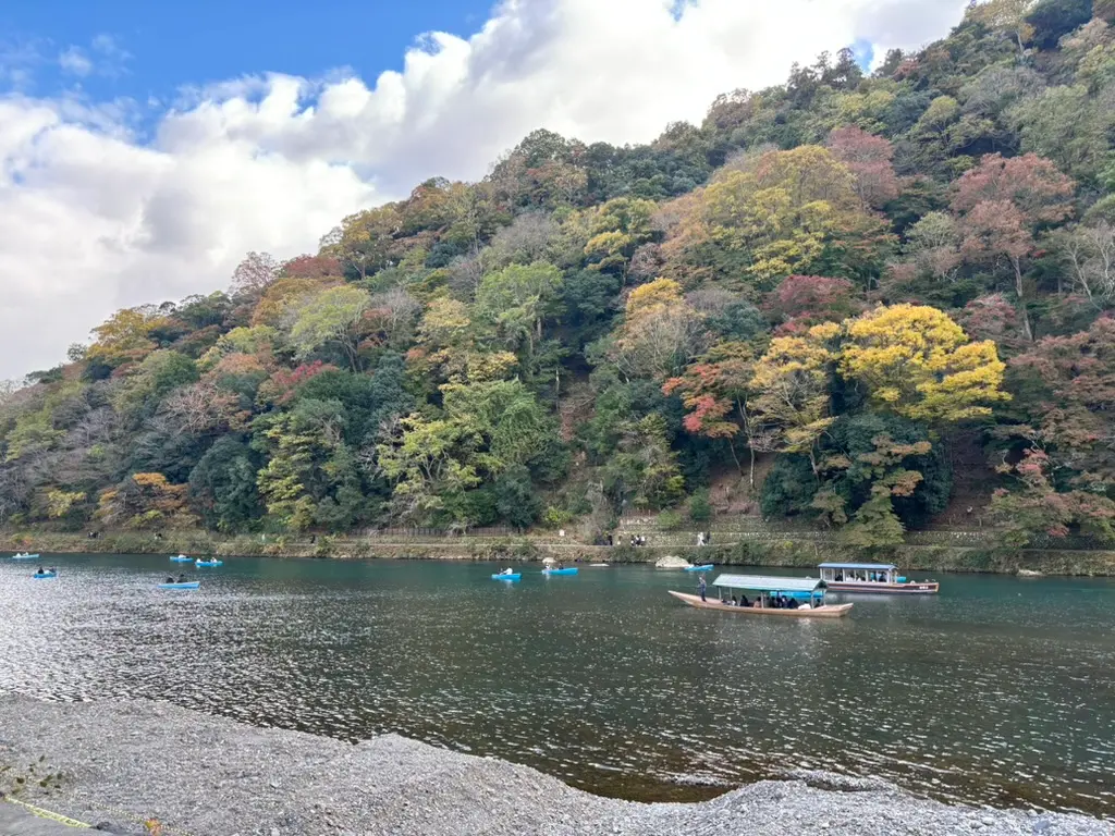 Grupo de amigos en Japón en otoño